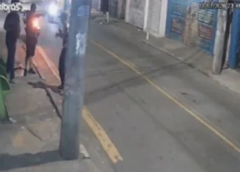 Câmera flagra execução de homem em ponto de ônibus em São Paulo.