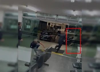 iPhone de policial levado por travesti dentro de DP custa R$ 12 mil