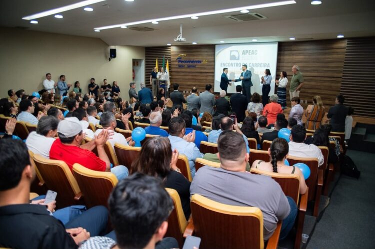 Com a presença da governadora Mailza Assis, procuradores do Estado, representantes de carreira e autoridades estaduais se reúnem na Fecomércio