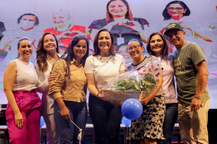 Em um ato de apoio e união, governadora Mailza Assis é recebida por mulheres da Saúde em Rio Branco