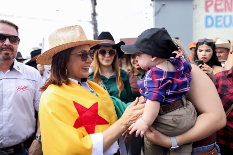 Mailza Assis participa da tradicional Cavalgada que marca a abertura da 51ª Expoacre em Rio Branco