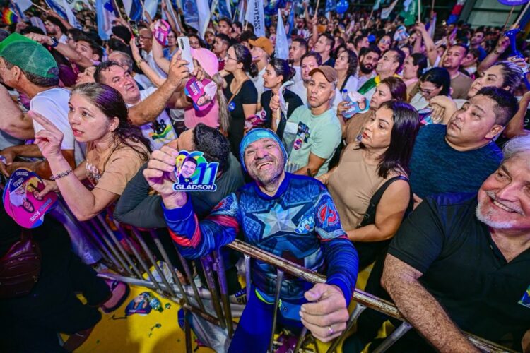 “Não tenho medo de olhar nos olhos das pessoas”, diz Gladson ao relembrar trajetória política