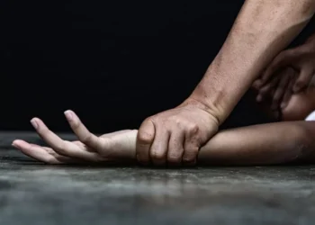 Professor de música que abusava e gravava alunas escondido é preso