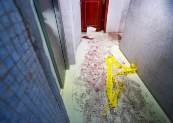 Homem invade apartamentos, faz idosa refém e é morto