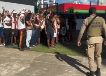 Briga entre torcidas de Bahia e Vitória deixa um morto e seis presos