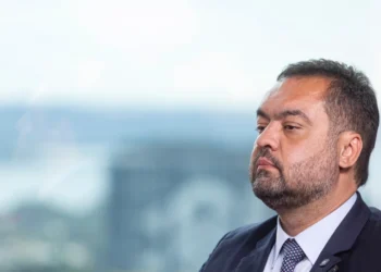 Cláudio Castro é alvo de buscas da PF em operação contra Refit
