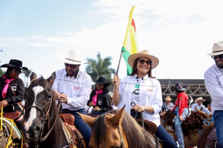 Mailza Assis participa da tradicional Cavalgada que marca a abertura da 51ª Expoacre em Rio Branco