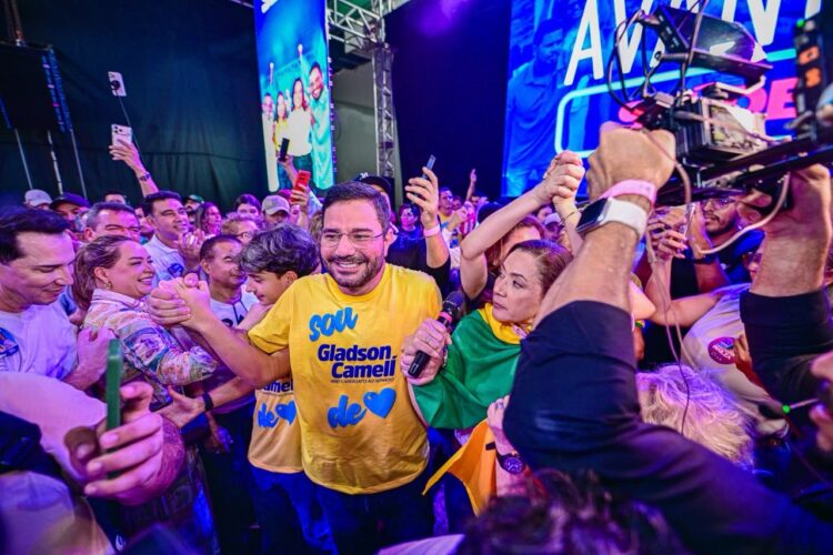 “Não tenho medo de olhar nos olhos das pessoas”, diz Gladson ao relembrar trajetória política