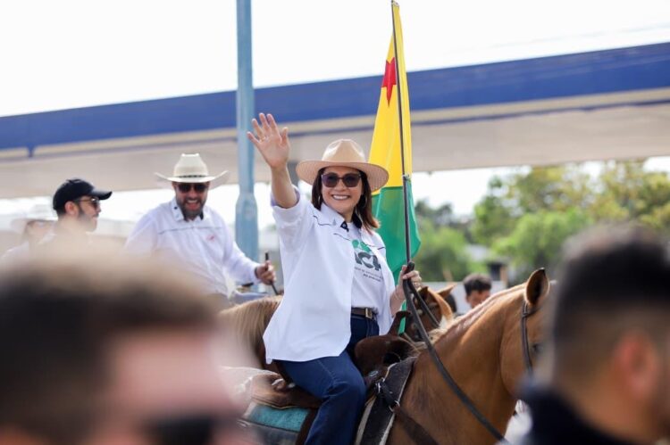 Mailza Assis participa da tradicional Cavalgada que marca a abertura da 51ª Expoacre em Rio Branco