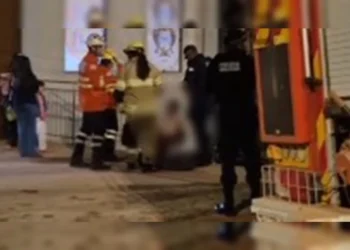 Homem é brutalmente agredido a pauladas e pede socorro em igreja