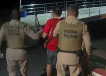 Italiano é preso por racismo e importunação contra cantora.