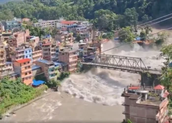 Mar de lama no Nepal mata ao menos 98 e deixa 384 turistas desaparecidos