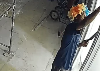 De peruca colorida e faca, “palhaço do crime” furta lojas