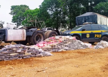PRF localiza 300 quilos de cocaína em tanque de caminhão