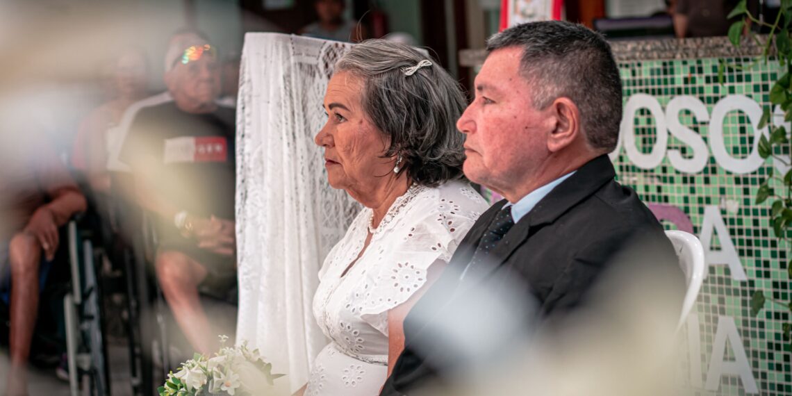 Após mais de 10 anos juntos, casal celebra primeiro casamento realizado na ala de geriatria do Hospital do Idoso