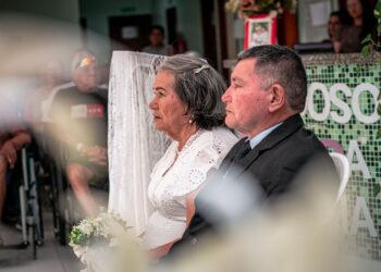 Após mais de 10 anos juntos, casal celebra primeiro casamento realizado na ala de geriatria do Hospital do Idoso