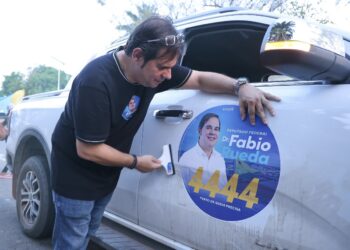 Adesivaço de Fábio Rueda reúne centenas de veículos e demonstra força política em Rio Branco