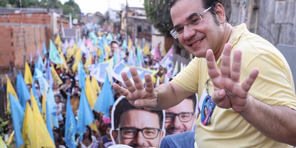 Fábio Rueda reúne multidão no bairro 6 de Agosto e lidera expressiva caminhada em Rio Branco
