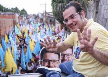 Fábio Rueda reúne multidão no bairro 6 de Agosto e lidera expressiva caminhada em Rio Branco