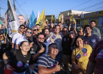 Fábio Rueda mobiliza apoiadores em caminhada pelo Calafate, em Rio Branco