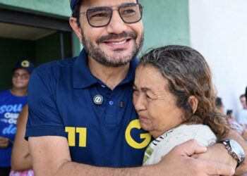 Nas ruas do Calafate, Gladson Cameli festeja liderança isolada na corrida ao Senado