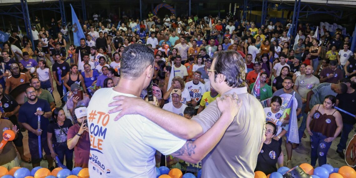 Fabio Rueda e Tio Pablo reúnem multidão em carreata por Sena Madureira