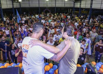 Fabio Rueda e Tio Pablo reúnem multidão em carreata por Sena Madureira