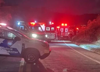 Acidente com ônibus de turismo deixa ao menos 3 mortos na BR-262, no ES
