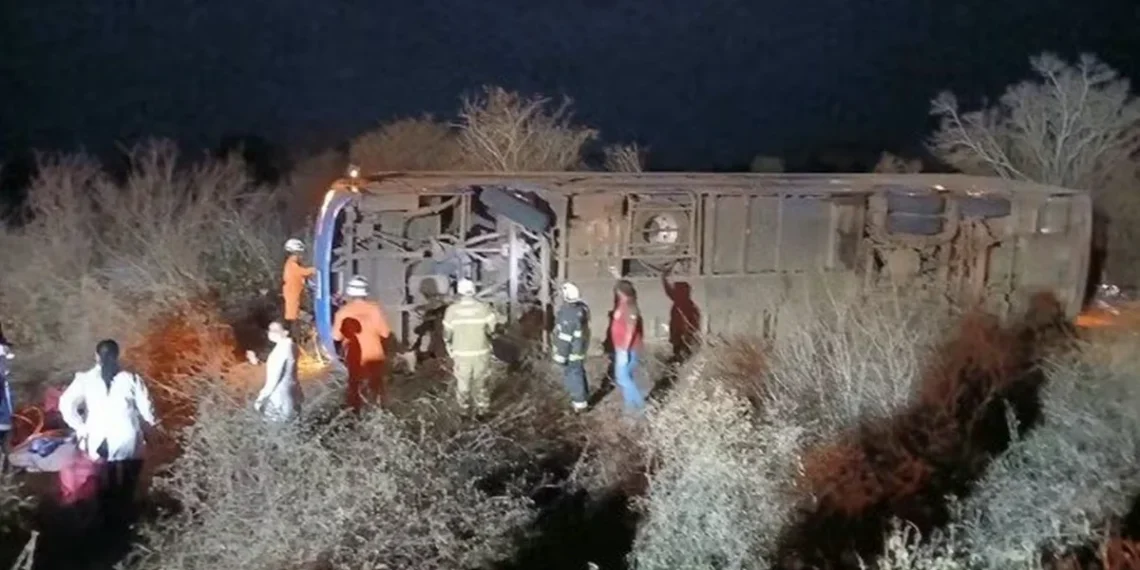 Acidente com ônibus deixa ao menos 8 mortos e 12 feridos