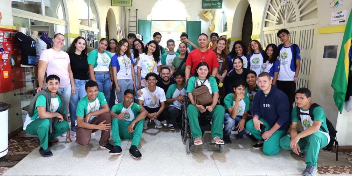 Alunos da Escola Ester Maia visitam pontos turísticos e culturais de Rio Branco