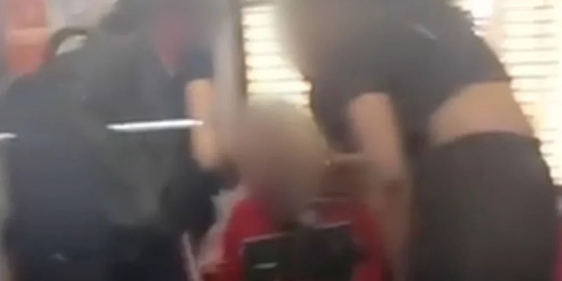 “Cena de terror”: jovem ferida por homem no Metrô foi atingida no pescoço. Veja vídeo