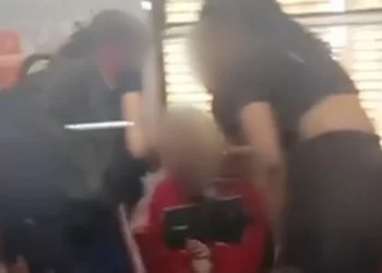 “Cena de terror”: jovem ferida por homem no Metrô foi atingida no pescoço. Veja vídeo