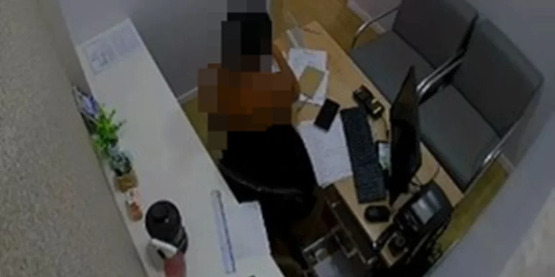 Funcionária de clínica odontológica é presa por desvio contínuo de dinheiro. Veja vídeo