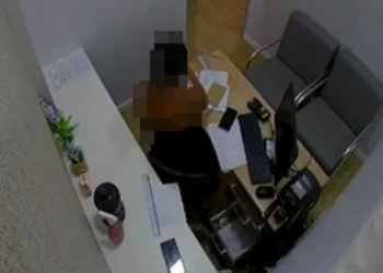 Funcionária de clínica odontológica é presa por desvio contínuo de dinheiro. Veja vídeo