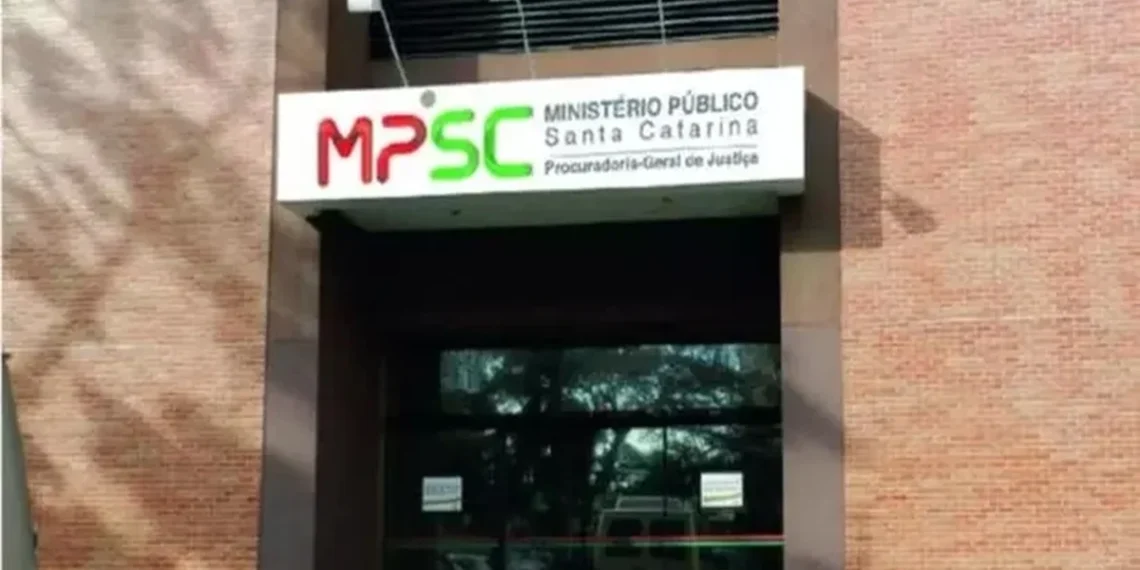 Homem é condenado a 44 anos de prisão por torturar e matar enteado autista