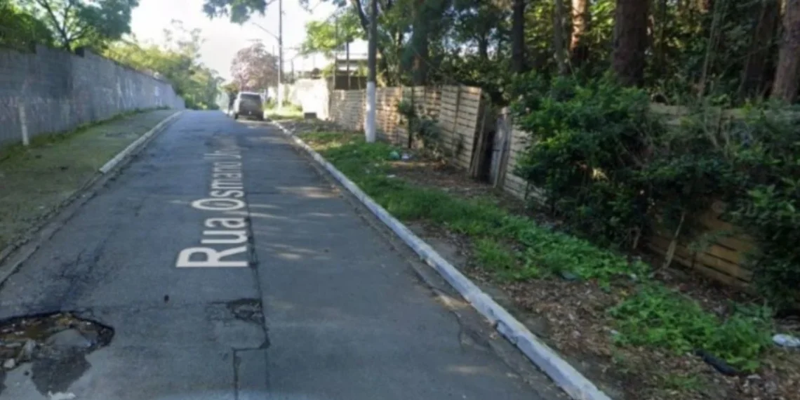Mulher é morta a tiros e corpo abandonado dentro de saco plástico na rua