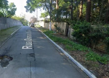 Mulher é morta a tiros e corpo abandonado dentro de saco plástico na rua