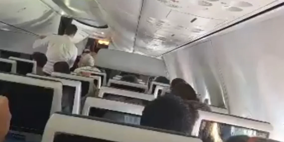 Choro e desespero: imagem mostra confusão em avião com facada em piloto. Veja vídeo