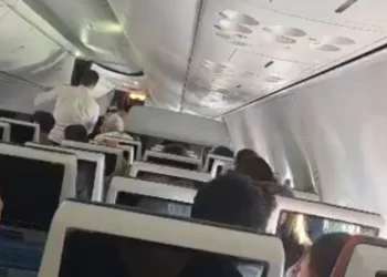 Choro e desespero: imagem mostra confusão em avião com facada em piloto. Veja vídeo