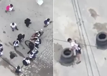 Drone flagra alunos com traficante de fuzil e ajudando a erguer barricadas. Veja vídeo