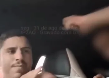 Motorista de app é atacado a tesouradas por passageira após discussão. Veja vídeo