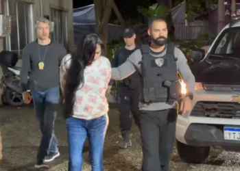 Mulher é suspeita de matar a mãe a marteladas após vê-la com o companheiro