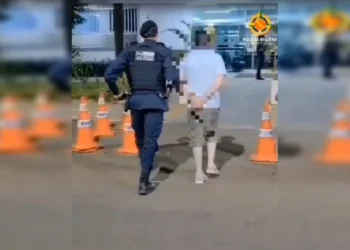 Homem é preso após mostrar partes íntimas para crianças. Veja vídeo