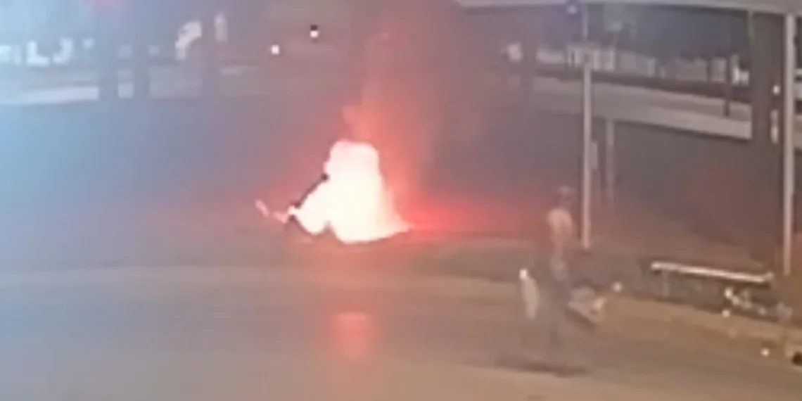 Câmera flagra homem ateando fogo em lixo com recém-nascido
