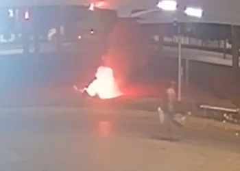 Câmera flagra homem ateando fogo em lixo com recém-nascido