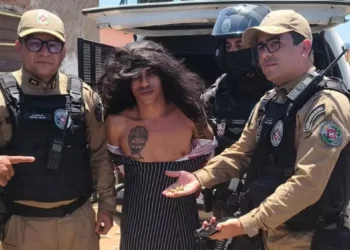 Suspeito de crimes é preso ao se vestir de mulher para enganar polícia