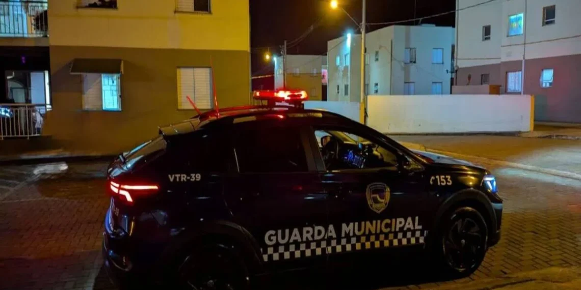 Mãe é presa ao deixar 2 crianças com idoso de 79 anos e mobilidade reduzida