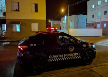 Mãe é presa ao deixar 2 crianças com idoso de 79 anos e mobilidade reduzida