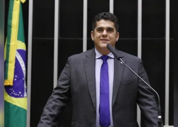 Corrupção: PF acha celular no esgoto e R$ 87 mil em buscas contra deputado