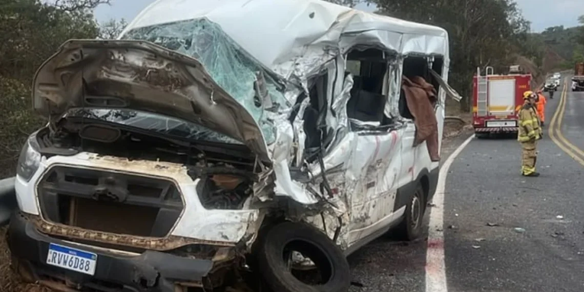 Colisão entre uma van com pacientes e carreta deixa dois mortos